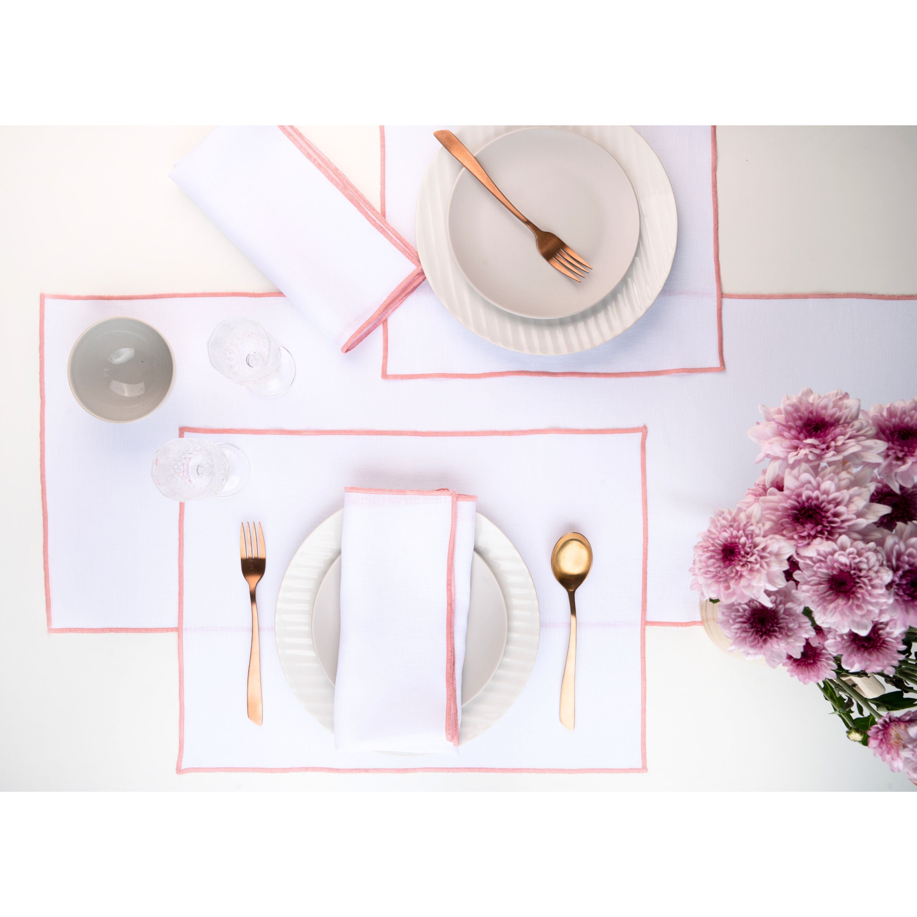 Close-up of the marrow edge on a white and dusty pink pure linen table runner