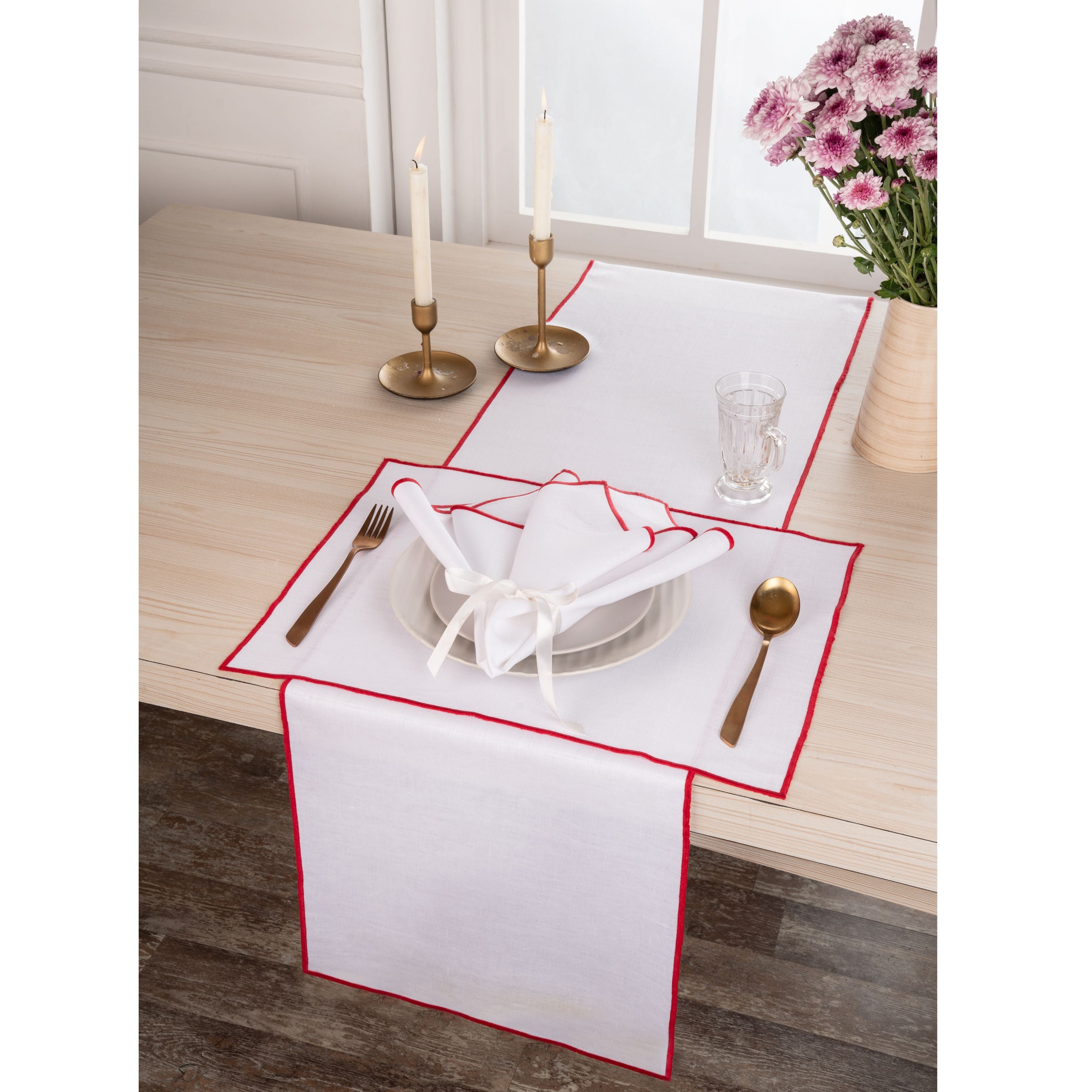 Close-up of the marrow edge on white and red pure linen placemats