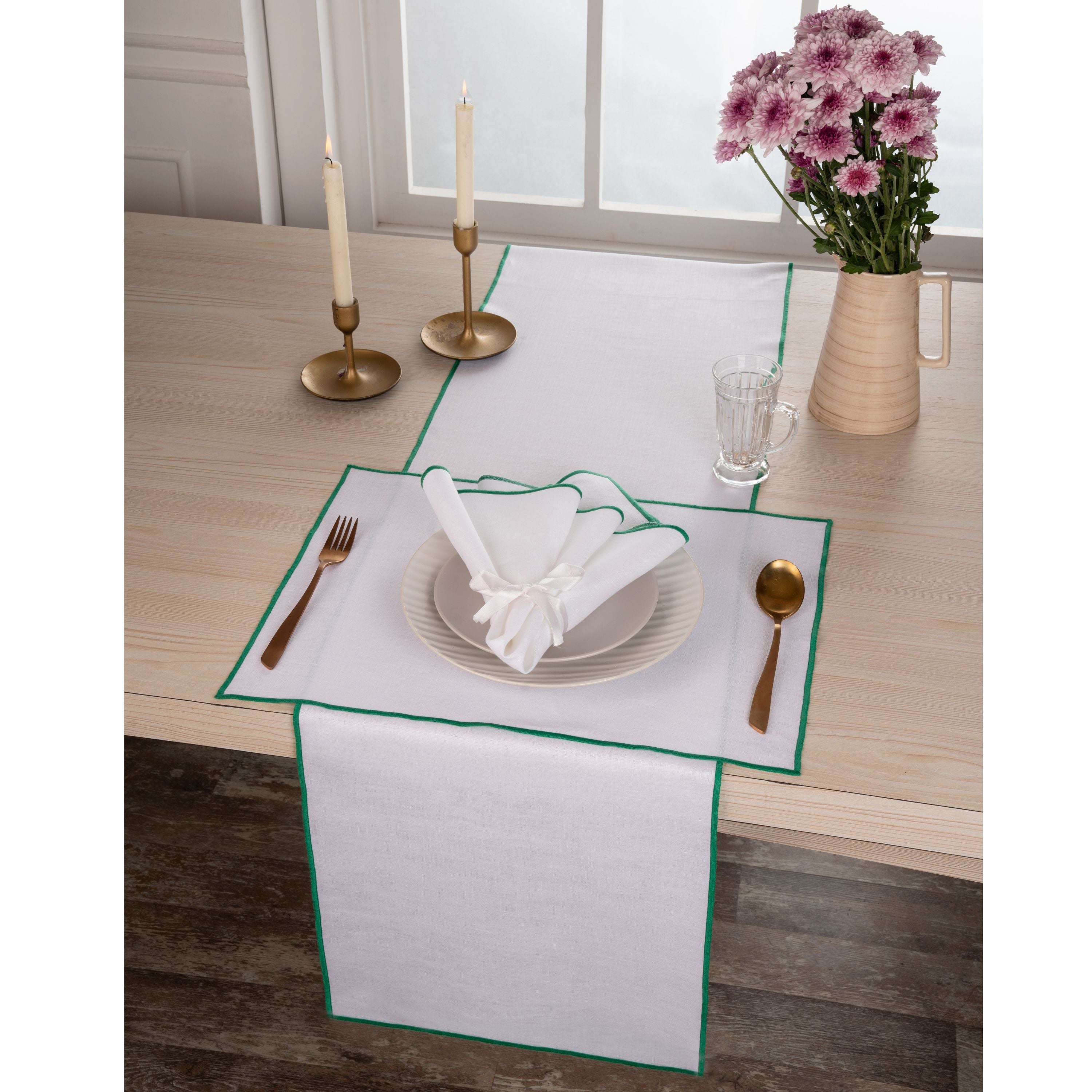 Close-up of the marrow edge on white and green pure linen placemats
