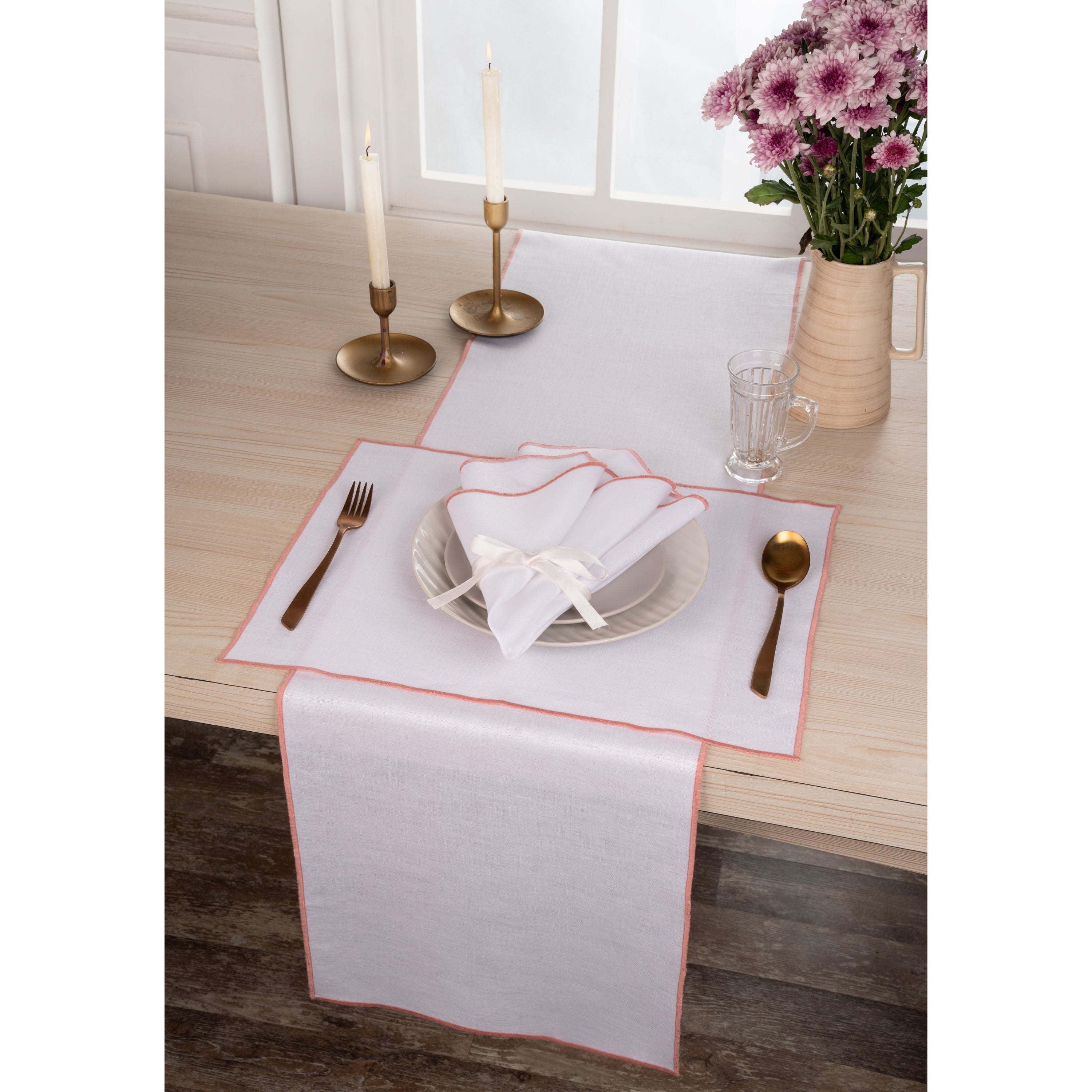 Close-up of the marrow edge on white and dusty pink pure linen placemats