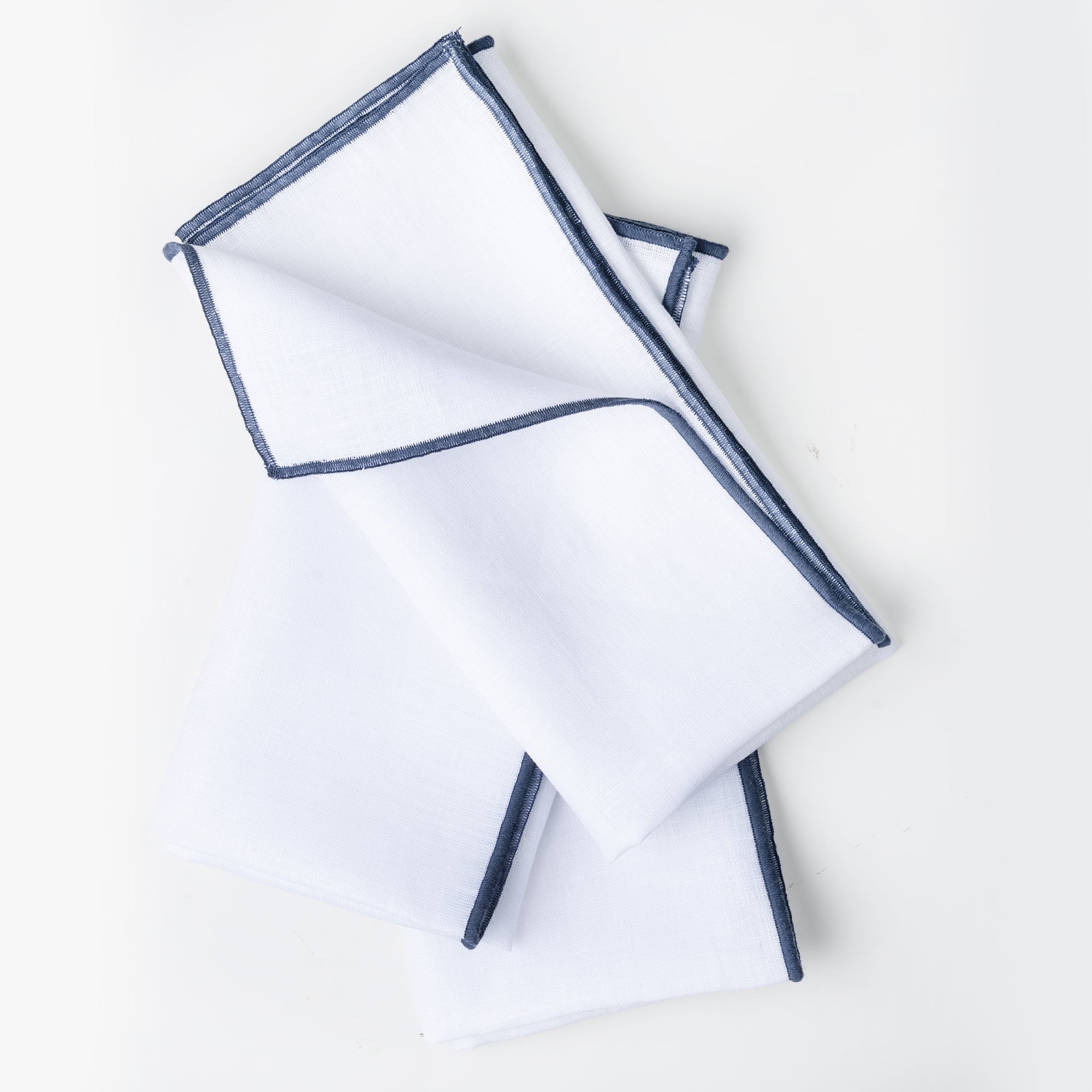 Close-up of the marrow edge on white and navy blue pure linen dinner napkins